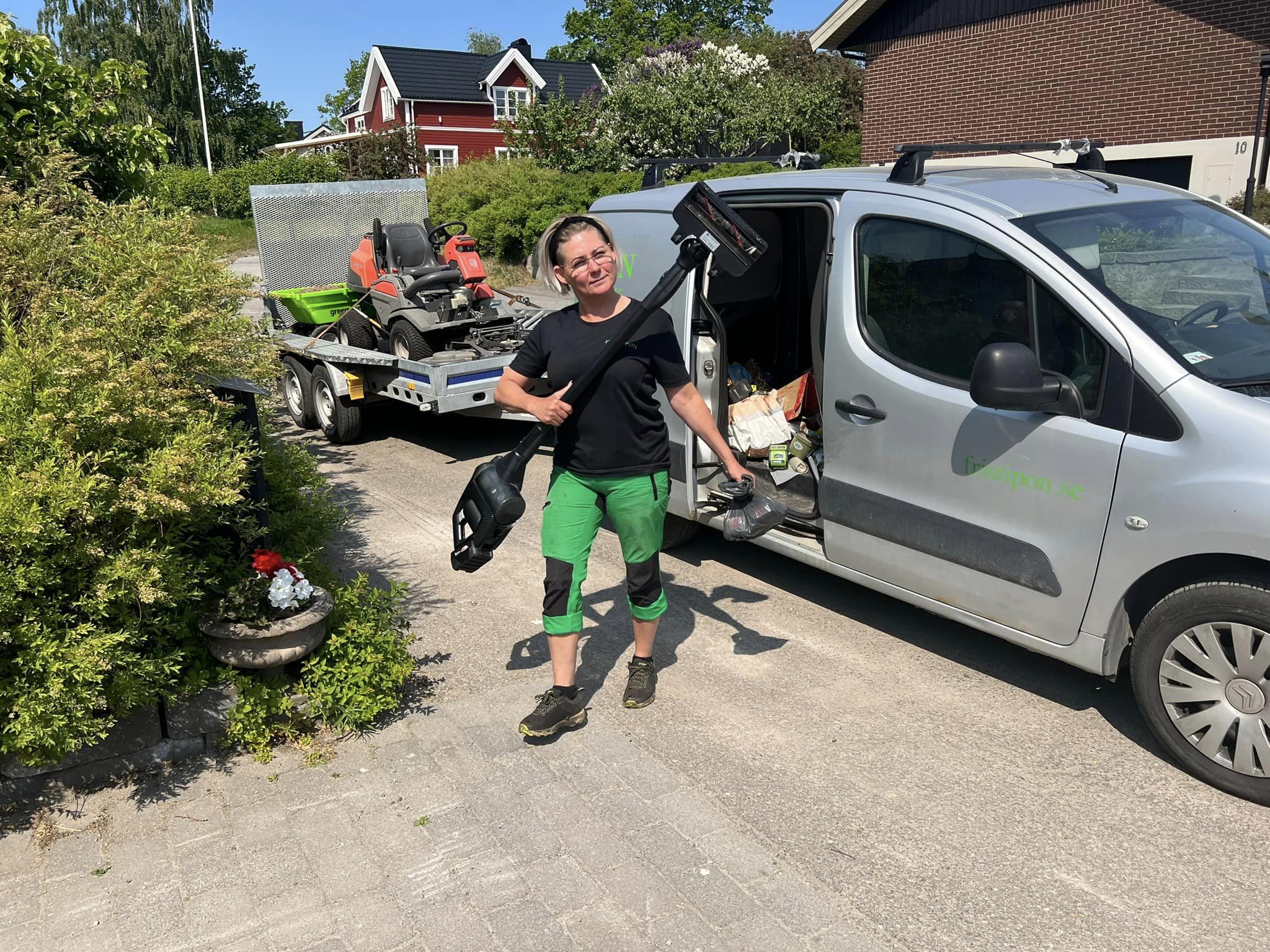 Klipper gräset med en åkgräsklippare åt en bostadsrättsförening